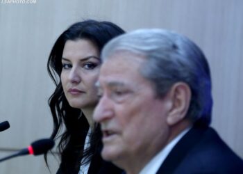 “Fali o Zot”/ Vjehrra e Florjana Garos nuk ‘kursehet’, e ashpër ndaj firmëtarëve të peticionit për Yuri Kim: S’dijnë çfarë po bëjnë!