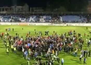 VIDEO/ “Alla shqiptarçe” pas Kukësi-Laçi. Tifozët vendas pushtojnë fushën, hidhen sende në drejtim të arbitrit