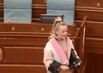 ‘E kryqëzuan’ për veshjen në Kuvend, deputetja shqiptare ka dy fjalë për kritikët