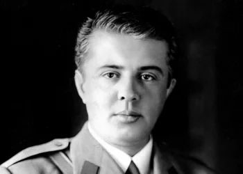 “Komunist i patrajnuar, jo si Tito dhe Dimitrovi”, çfarë thoshte CIA për Hoxhën, Xoxen, Tashkon dhe Nako Spirun