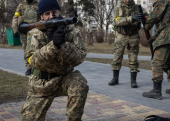 Amerikanët që kërkojnë t’i bashkohen luftës në Ukrainë: Zelensky, njeriu më kurajoz në planet