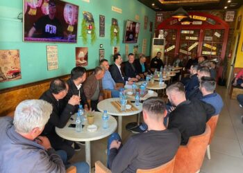 FOTO/ Lulzim Basha gjen ‘paqen’, i qeshur në takim me demokratët në Kavajë