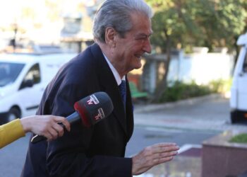 Pse deputetët e PD qendrojnë si para Enverit dhe jo para një njeriu që është i mbaruar politikisht?