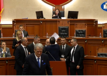 Ndërhyn Garda/ Berisha fillon avazin e vjetër dhe s’lëshon foltoren, Noka përplaset me Felajn: Kush je ti që ia heq fjalën!