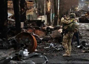 Zyrtari ukrainas: Varr masiv në afërsi të Kievit, gjenden trupat e civilëve që u vranë pranë kryeqytetit