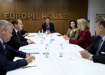 E dërguara e DASH mbërrin në Tiranë, shoqërohet nga Escobar, takohet me Varhelyi: Të angazhuar për ‘drejtësinë’ dhe integrimin!