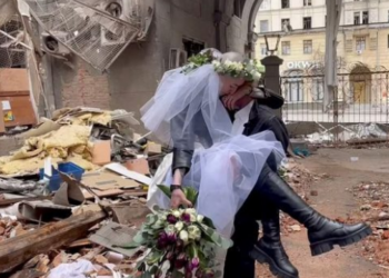 FOTOT/ E kurorëzuan dashurinë mes rrënojave të luftës, pamjet rrënqethëse të çiftit ukrainas. Dhëndri s’ka ku të çojë nusen