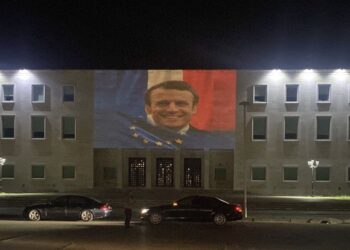 Foto e Macron projektohet në Bulevard, Rama zbardh urimin: Presim vizitën e parë të një kreu të shtetit francez në Shqipëri