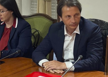 Deputeti vlonjat i PS, debat me Dumën: Mos na u përkëdhel këtu, por te Rithemelimi. Na sjell Nardin si shembull suksesi