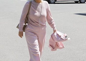 FOTOT/ Me ngjyra të çelta, ‘parada e deputeteve’ në Kuvend, Kryemadhi e Duma sjellin pranverën