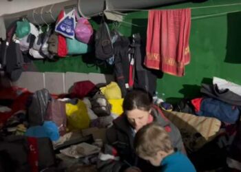 VIDEO/ “Nuk e kemi parë diellin që në shkurt”! Dalin pamjet nga fabrika e çelikut të Mariupolit ku strehohen mijëra qytetarë