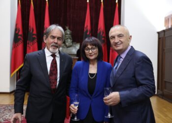 Ilir Meta i “dorëzohet” Zotit, dekoron pastorin me titullin “Kalorës i Urdhrit të Skënderbeut”: I përkushtuar