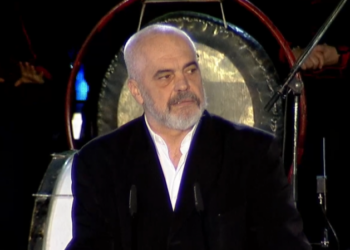 Nisin me Francën javët kulturore në Sheshin Skënderbej, Rama: Koincidencë e bukur me fitoren e Macron, nisma do kthehet në traditë!