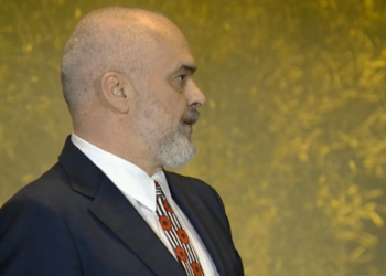 Antikorrupsioni/ Rama paralajmëron ministra e deputetë: Mos u çudisni kur të më shihni tek dera e SPAK me ndonjë për veshi! Përgjigjia ime ndaj atyre që thonë se ‘ky i gjati i lëshon njerëzit e tij’