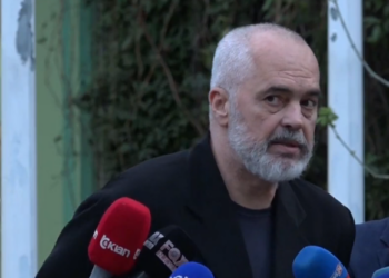 “Hani më pak dhe mendoni më shumë”/ Rama poston “fjalët e Ramazanit”