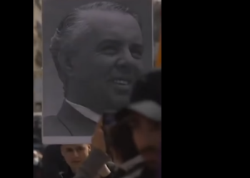 VIDEO/ Të majtët spanjollë, në mes të Madridit manifestojnë me portretet e Enver Hoxhës dhe klasikëve të M-L!