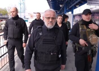 VIDEO/ Kryetari shqiptar i Kuvendit, i veshur me anti-plumb viziton Kievin: Lufta mban aromë tjetër në vendngjarje