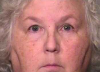 Gracka ndaj vetes/ Shkroi librin “Si ta vrasësh burrin tënd”: 71-vjeçarja në gjyq me akuzën e vrasjes së bashkëshortit të saj