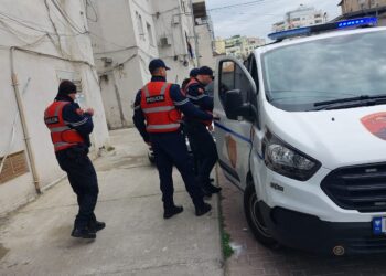 Lidhjet e paligjshme të ujit/ Aksion i UKE, shoqërohen në polici biznesmenë e qytetarë