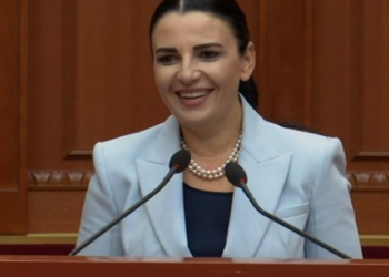 Balluku po fliste për çmimin e energjisë elektrike, ikin dritat në Kuvend. Replikat me deputetin e PD