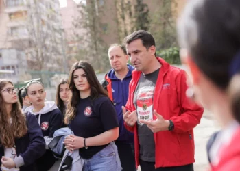 Veliaj me mësuesit dhe nxënësit e ‘Sami Frashërit’: Ata që s’na ndihmojnë, të paktën të mos na pengojnë