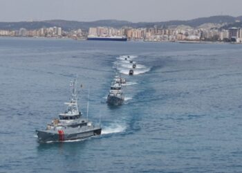 Anija merr flakë në Vlorë? Reagon Ministria e Mbrojtjes: Ishte stërvitje rutinë!