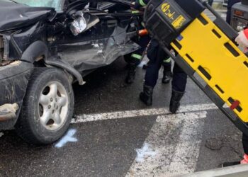 FOTO/ Aksident i rëndë te Ura e Gjolës, makina përplas kamionin, plagosen dy persona
