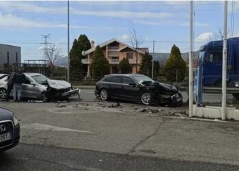 Prag-tragjedie në autostradën Lezhë- Milot: 3 makina përplasen me njëra tjetrën dhe me trafikndarësen e karburantit
