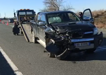 Aksident në Tiranë/ Një 21-vjeçare humb kontrollin e makinës, përfundon në spital