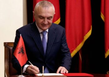 Presidenti Meta dekreton dy marrëveshjet e ratifikuara nga Kuvendi mes Shqipërisë dhe Kosovës