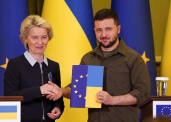 BE përshpejton integrimin e Ukrainës/ Von der Leyen i dorëzon Zelenskyt pyetësorin për anëtarësim: Fillon sot