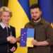 BE përshpejton integrimin e Ukrainës/ Von der Leyen i dorëzon Zelenskyt pyetësorin për anëtarësim: Fillon sot