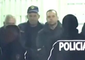 FOTO/ Me pranga në duar dhe i rrethuar nga policët, momenti kur Bllako del nga Gjykata e Posaçme për në burg