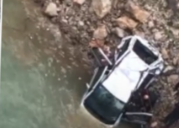 VIDEO: Aksidenti tragjik në Kukës, momenti i frikshëm kur makina përfundon në greminë