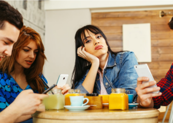 6 çiftet e Horoskopit që kanë kimi të mirë me njërri-tjetrin vetëm online