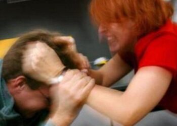 “Prishen” balancat/ Gruaja rreh burrin në Divjakë, vetëm policia e shpëton prej duarve të saj