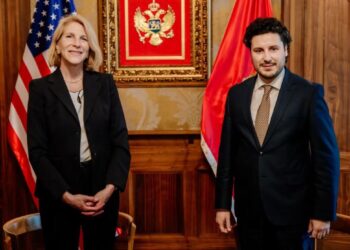 Pas Shqipërisë/ Ndihmës Sekretarja amerikane viziton Podgoricën, takohet me kryeministrin e ri, Abazoviç: Mali i Zi të luftojë korrupsionin dhe…