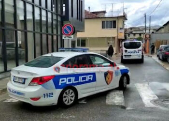 Blindohet gjykata e Elbasanit/ Mbërrijnë e dashura 20 vjeçare e Dumanit, ‘ushtari’ i tij dhe 3 mjekët