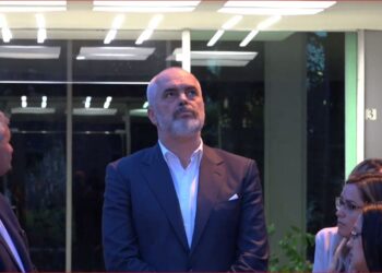 Këndon Hoxha për iftarin/ Rama ndërpret deklaratën ndërsa po fliste me gazetarët