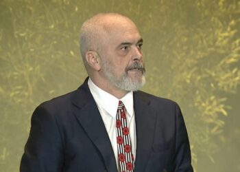 Rama u drejtohet ministrave e deputetëve socialistë: Duhet t’i vëmë gishtin kokës. Harrojini 3 mandatet, s’i duhen as dreqit! Ka ardhur koha …!
