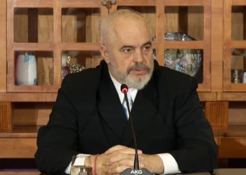 “Aplikantja e parë që mori sot vizën e parë amerikane 10-vjeçare”, Rama: Lajm i bukur