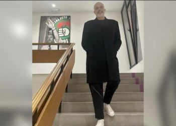 Me foton e Fatos Nanos në sfond/ Rama nga selia e PS-së: Ndjesë që po ju zgjoj si gogol