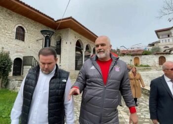 Rama inspekton projektet e Beratit, i tregon kryebashkiakut merakun e tij