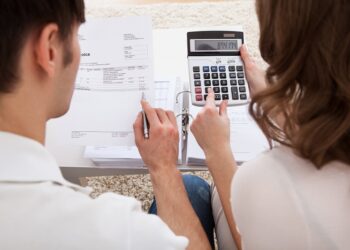 Çmime të larta/ Buka, vaji, karburantet e bulmeti “fundosin” buxhetet e familjeve shqiptare (Grafiku)