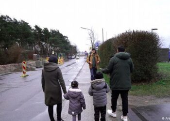 Drama e familjes shqiptare azilante në Gjermani, gruaja e re: Disa persona tentuan të më përdhunojnë pasi më rrahën