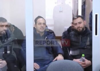 Emrat/ Evazion fiskal miliona euro me shitjet online: 15 të arrestuarit të qeshur përpara gjykatës, lirohen nga qelia