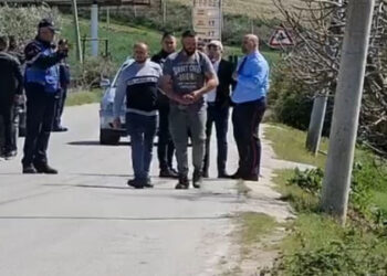 “Fationi vetëm qan”/ Vajza e autorit të vrasjes në Fier, tregon mes lotësh pse i vëllai s’mori pjesë në varrim e bashkëjetueses