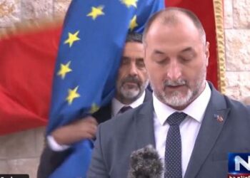 Në ‘luftë’ me flamurin e BE-së / Video e zyrtarit malazez bëhet virale në rrjet