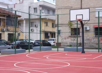 Bashkia e Tiranës vijon investimet në sport, një fushë e re bashketbolli në kryeqytet