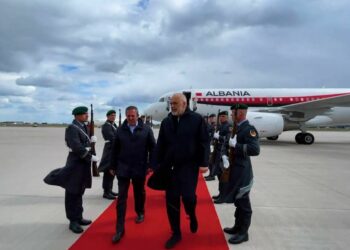VIDEO / Takimi me kancelarin gjerman, ja si u prit Edi Rama në aeroportin e Berlinit